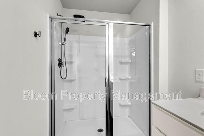 Building Photo - 205 Maple Hl Dr