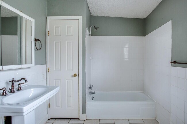 Building Photo - Budget Friendly, Great Space!