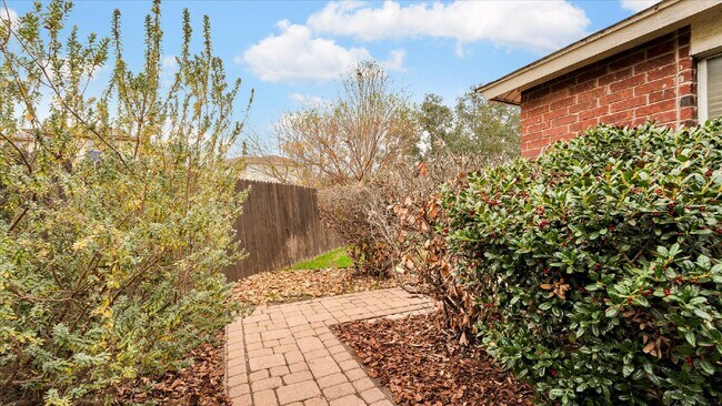 Building Photo - "Charming 3-Bedroom Home with 2 Full Baths in New Braunfels – 1,425 Sq Ft of Comfort on Cherokee ...