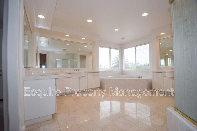 Building Photo - 2895 Diamond Dr