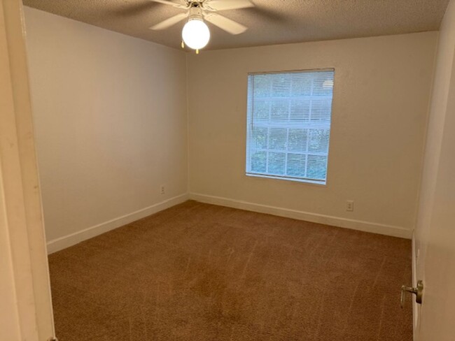 Building Photo - Lexington Place - 1126