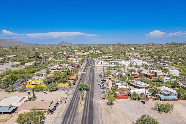 Building Photo - 6041 E Valley Way