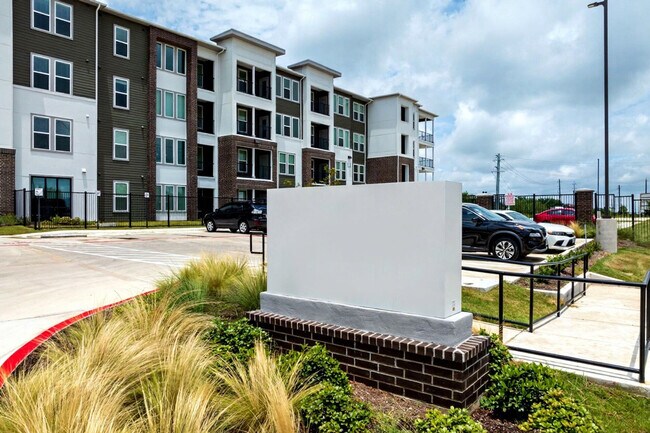 Building Photo - 12100 1/2 Ferrystone Glen Drive-SI ID1343248P