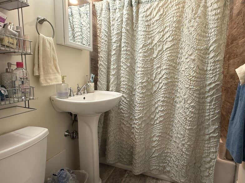 Building Photo - 197 Kent St