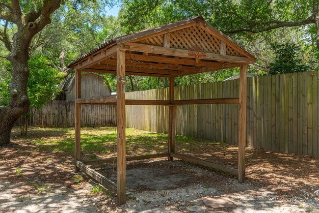 Building Photo - Updated home in Fort Walton Beach!