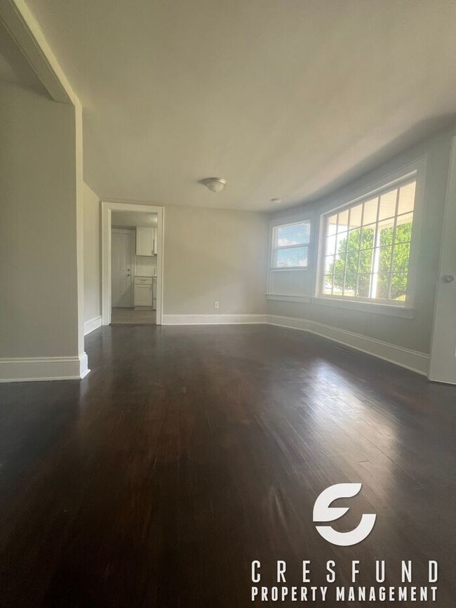 Building Photo - 3 Bedroom, 1 Bath with Fresh and Modernize...