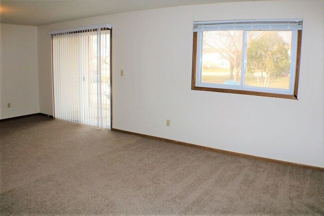 Building Photo - $1,100 | 2 Bedroom, 1 Bathroom Condo | No ...