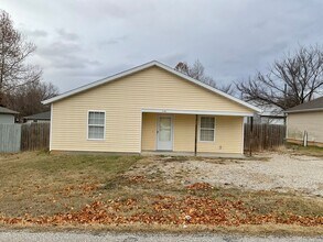Building Photo - Spacious 2 Bedroom 1 Bath home W/ Fenced Yard In Joplin Mo!