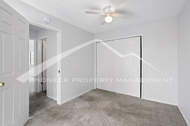 Building Photo - Charming Condo with Washer/Dryer and Mount...