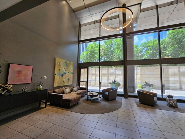 Building Photo - Downtown condo with roof top pool & concie...