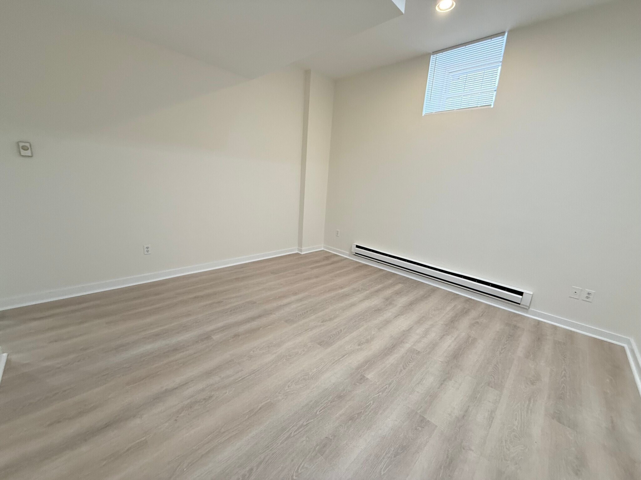 Building Photo - 452 Park Dr
