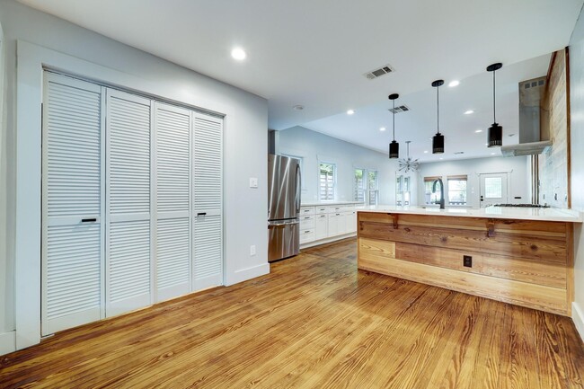 Building Photo - 1032 E 6 1/2 St