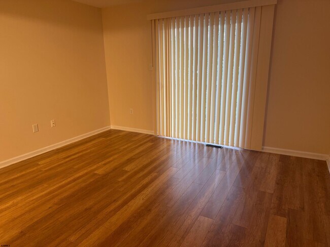 Building Photo - 551 London Ct