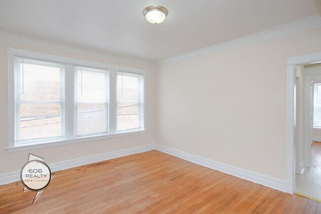 Building Photo - Marquette Park 2 Bed w/Hardwood Floors & Central heat