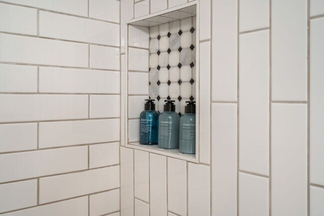 Building Photo - 3202 15th Ave W