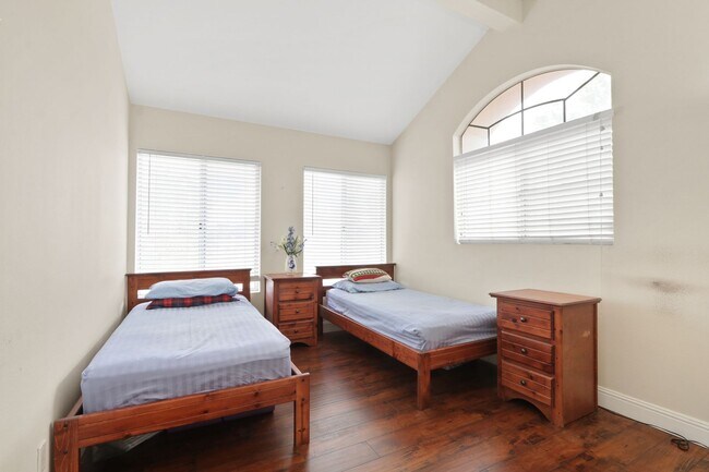 Building Photo - Beautiful Orange County Condo! Must See