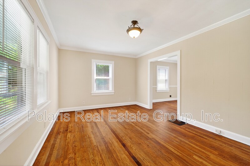Building Photo - 717 E 60th St
