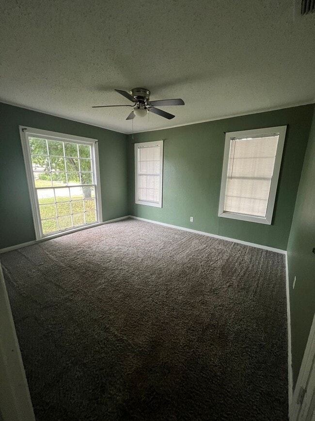 Building Photo - Great Southside Home