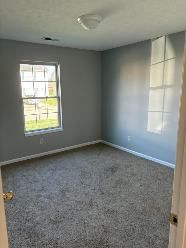 Building Photo - 1045 Pinoak Dr