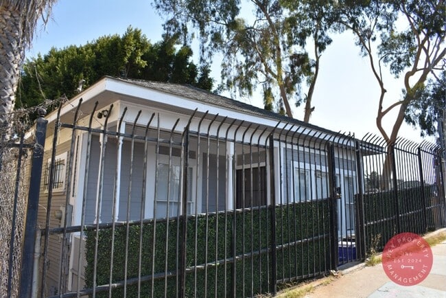 Primary Photo - Charming 2-Bedroom Downtown Unit – Availab...