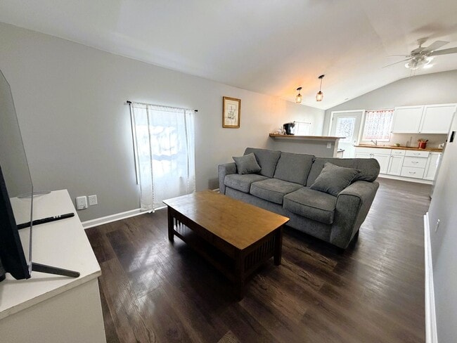 Building Photo - 512 S 6th St