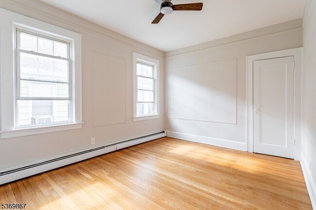 Building Photo - 842 Pennington St