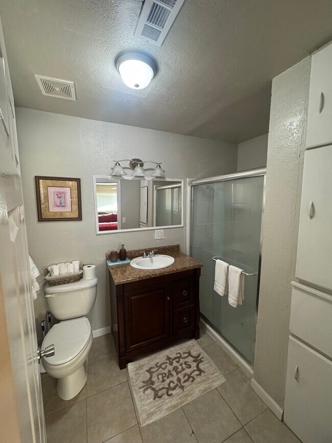 Building Photo - FURNISHED OR UNFURNISHED 5 BEDROOM 3 BATH HOME WITH POOL