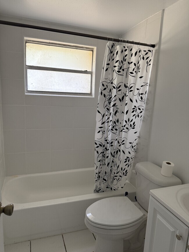 Building Photo - 1110 NW 17th Ave