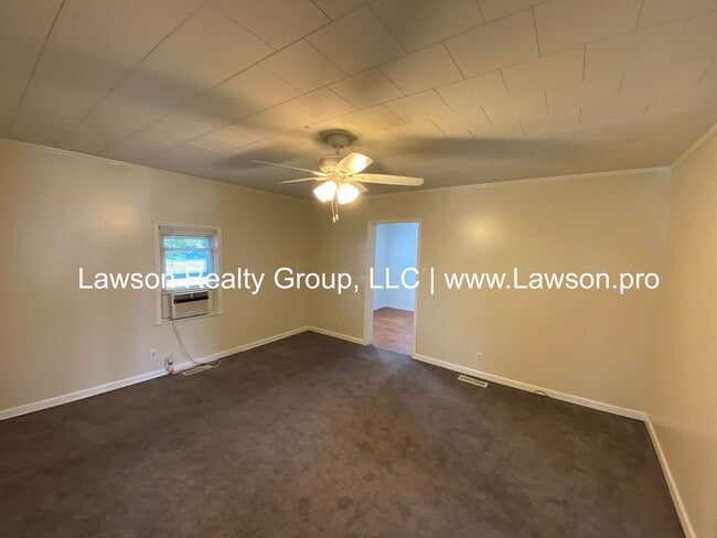 Building Photo - One Level Living with Nice Yard