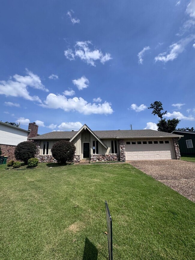 Building Photo - 1115 Briar Creek Rd