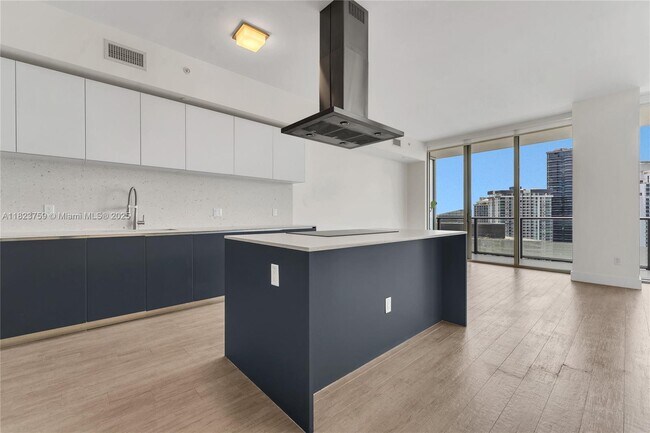 Building Photo - 1300 Brickell Bay Dr
