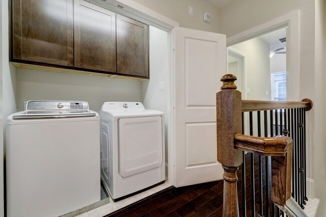 Building Photo - 726 N Shepherd Dr