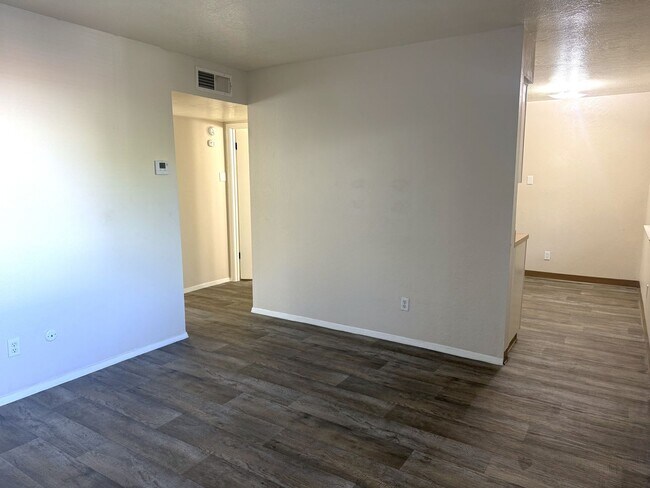 Building Photo - 940 Chelwood Park Blvd NE