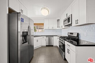 Building Photo - 610 Venice Way