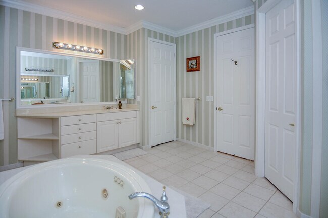 Building Photo - 4676 Manderly Dr