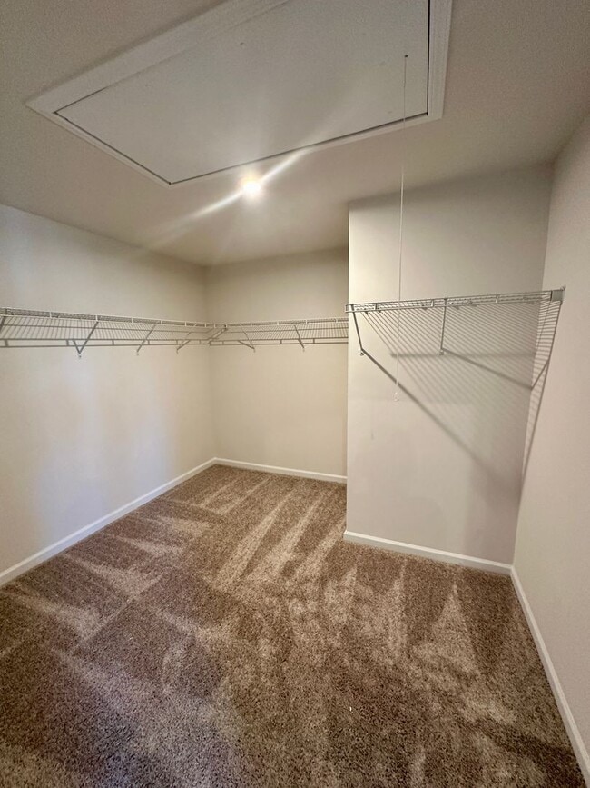 Building Photo - Beautiful 3BR/2.5BA Townhouse in Odell Corners