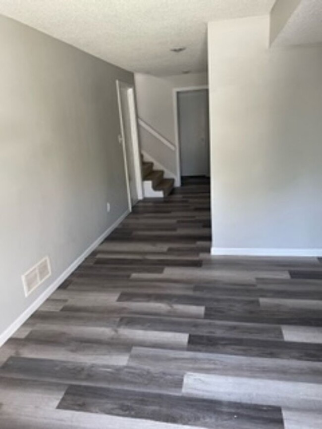 Building Photo - Updated 3 Bed/2 Bath Townhome Lee's Summit...