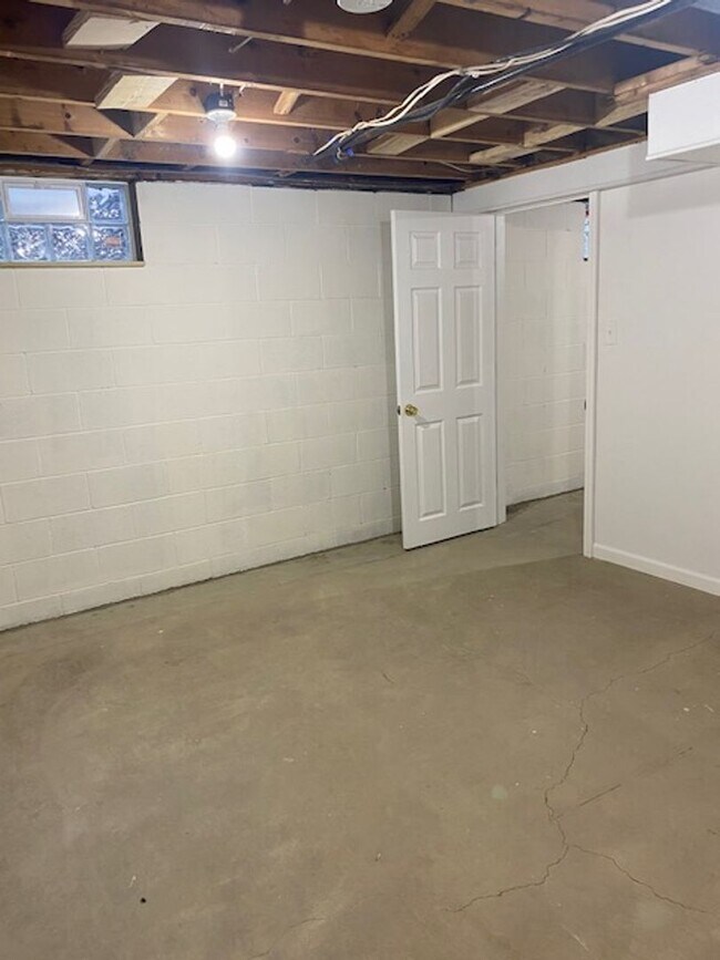 Building Photo - Ranch home with two car garage located on over 1/2 acre