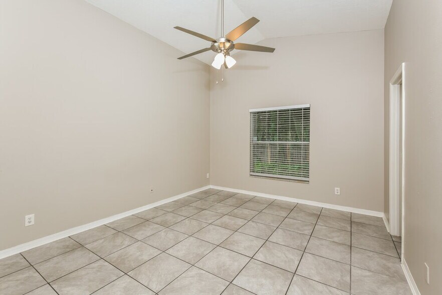 Building Photo - 13611 Glasser Ave
