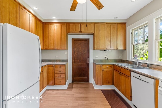 Building Photo - Charming Craftsman Home with Modern Conven...