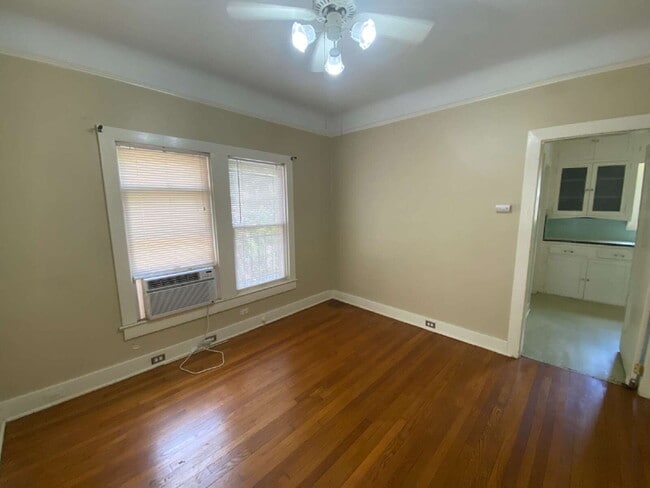 Building Photo - 247 E Lullwood Ave