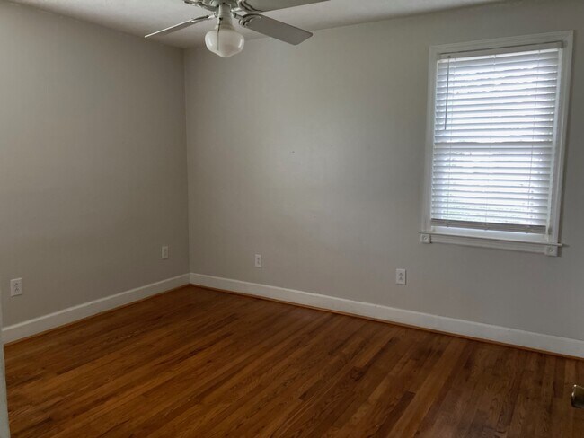Bedroom 2 - main floor - 1005 Rosemont Dr