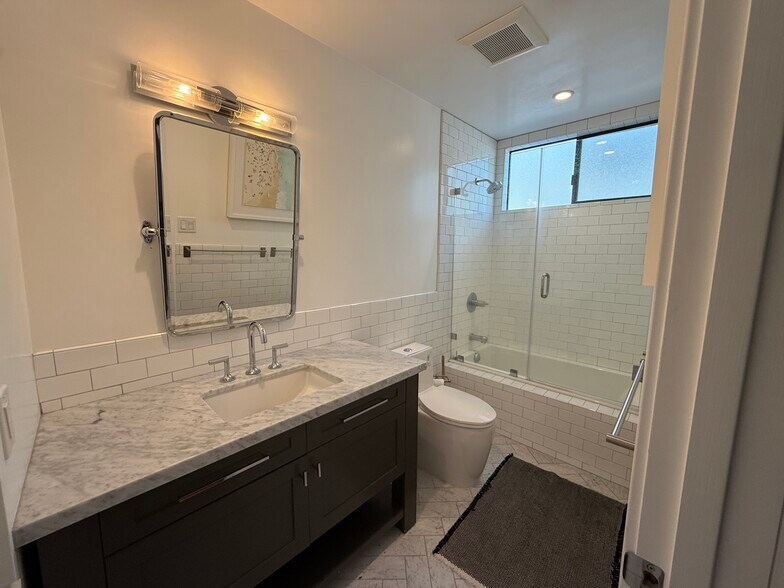 Secondary bathroom - 8611 Burton Way