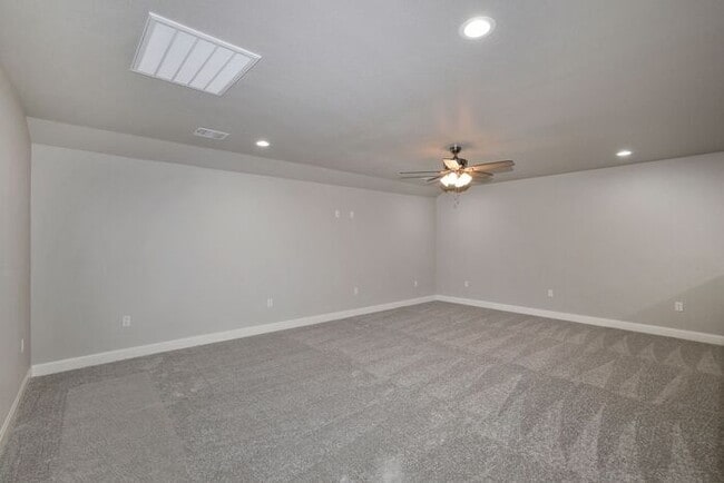 Building Photo - 7616 Woodford Ave