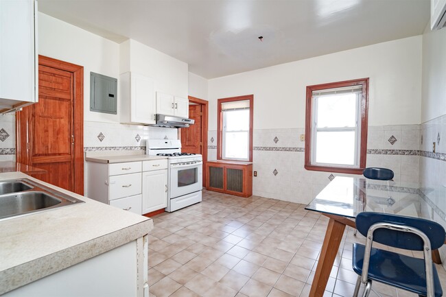 Building Photo - 724 17th St