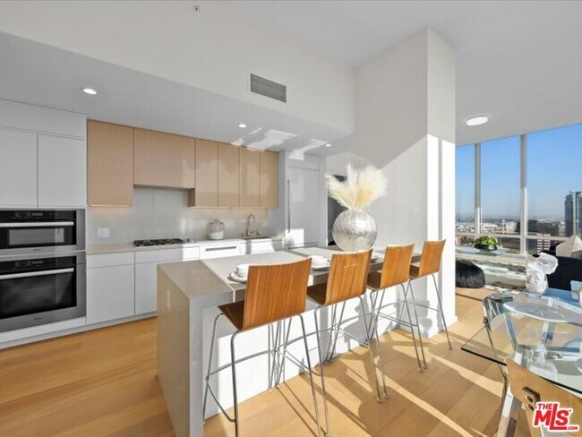 Building Photo - 877 Francisco St