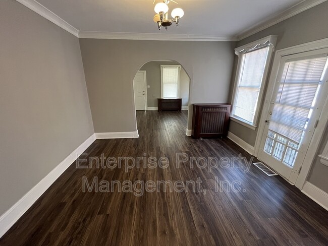 Building Photo - 836 Maury St