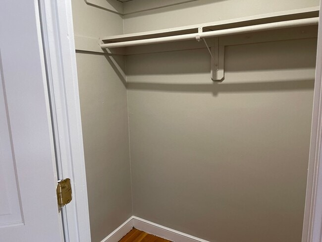 Building Photo - Older renovation but very nice layout 2 bed .  ht Hw Inc No Fee Next 1 FREE MONTH