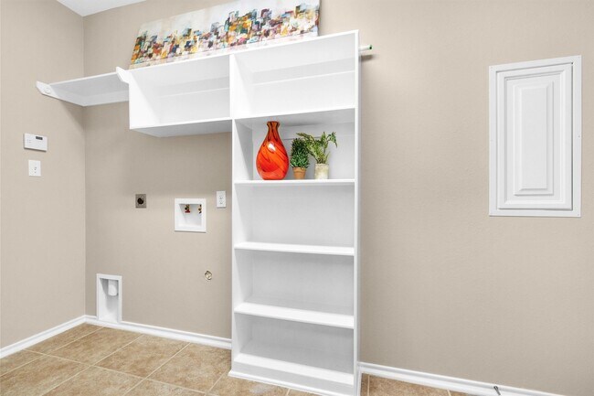 Building Photo - 115 N Hawkhurst Cir