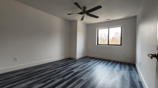 Available Large Bedroom - 404 N Rouse Ave